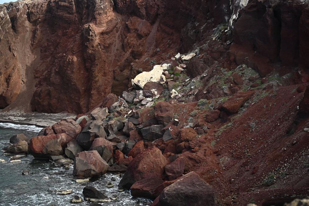 Σαντορίνη - κατολίσθηση - Κόκκινη Παραλία Σαντορίνη - κατολίσθηση - Κόκκινη Παραλία