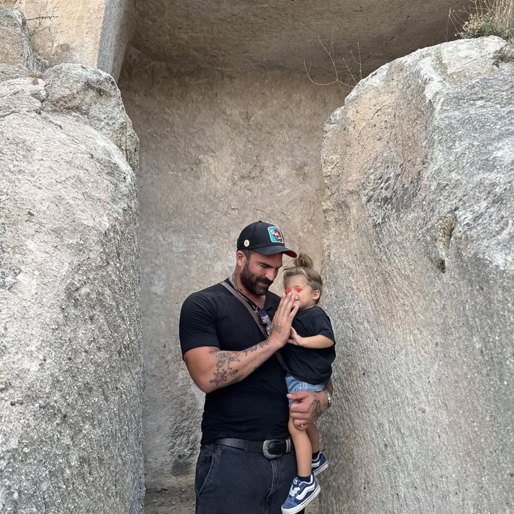 Δημήτρης Αλεξάνδρου: Οι σχέσεις με την Ιωάννα Τούνη και η φωτογραφία του γιου τους, Πάρη, με το φίδι που προκάλεσε αντιδράσεις