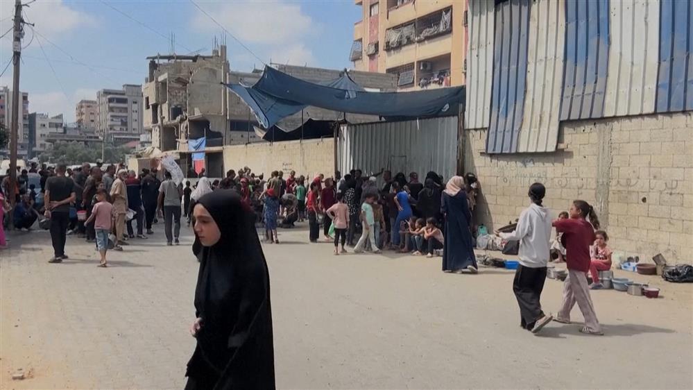 Παλαιστίνιοι συνωστίζονται σε συσσίτιο στη Γάζα αναζητώντας τροφή