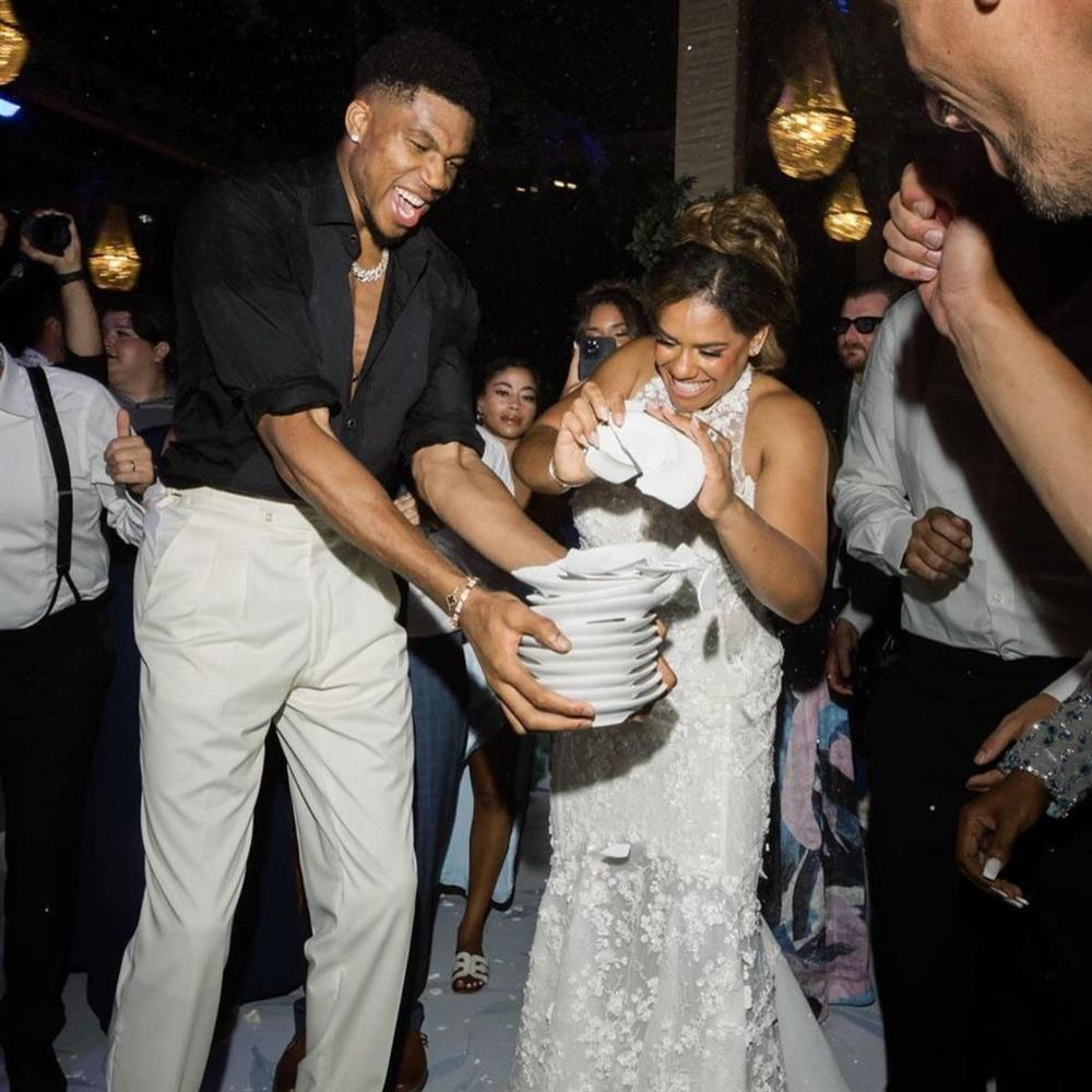 Γενέθλια για τον Γιάννη Αντετοκούνμπο: Οι ευχές της συζύγου του και τα αδημοσίευτα στιγμιότυπα από τον γάμο τους
