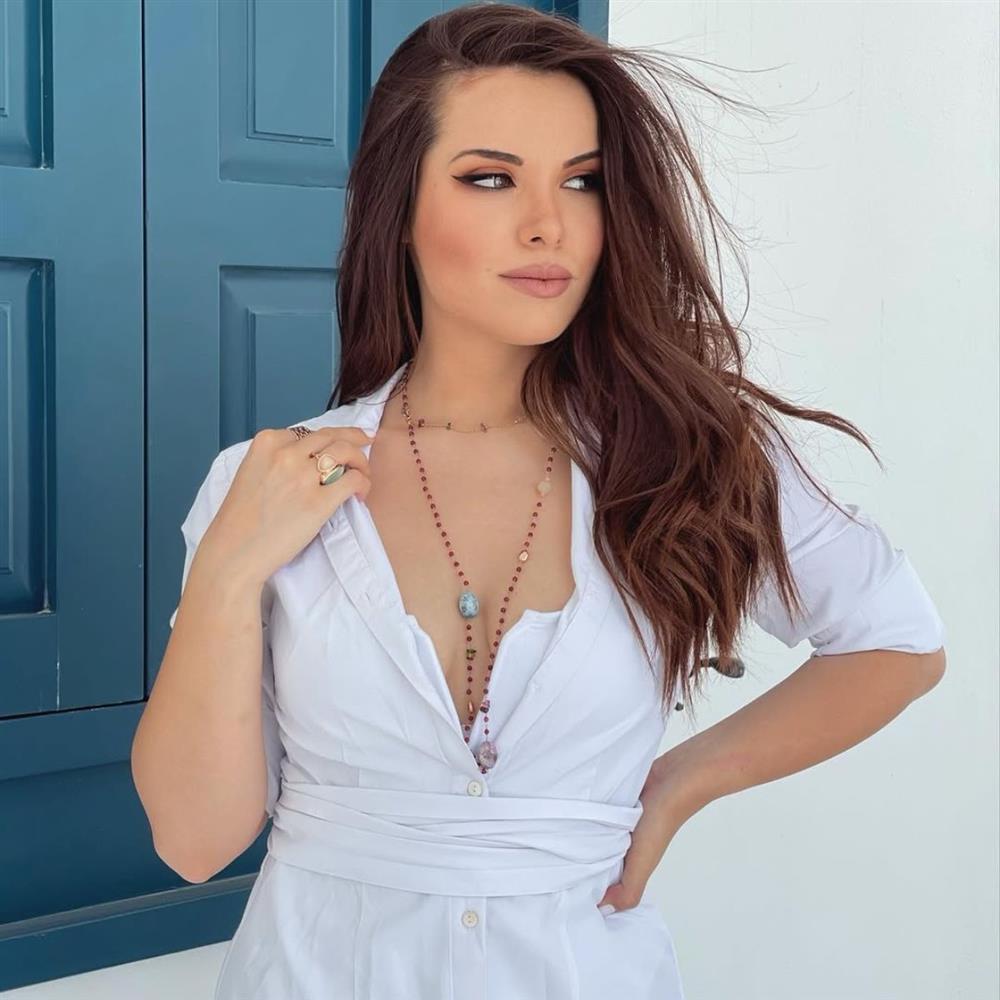 Μαρία Μπέη: Ξεκαθαρίζει ποιος ήταν ο άνδρας στο πλευρό της στη φωτογραφία που ανέβασε στα social media