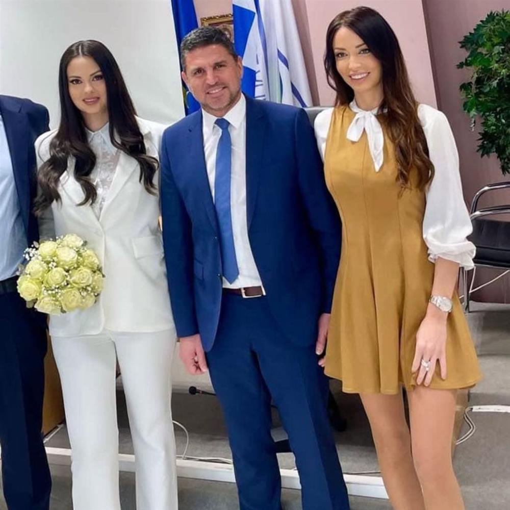 Βίκυ Μανώλη: Παντρεύτηκε τον σύντροφό της - Τα παπούτσια με άρωμα Sex and the City & το εντυπωσιακό δαχτυλίδι