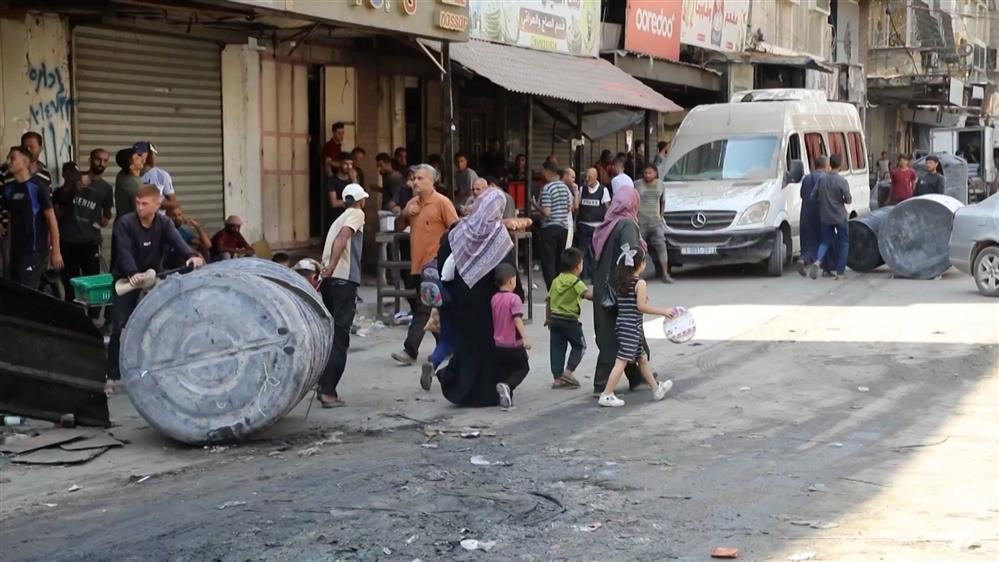 Οικογένειες εγκαταλείπουν τη Γάζα καθώς το Ισραήλ εντείνει τους βομβαρδισμούς.
