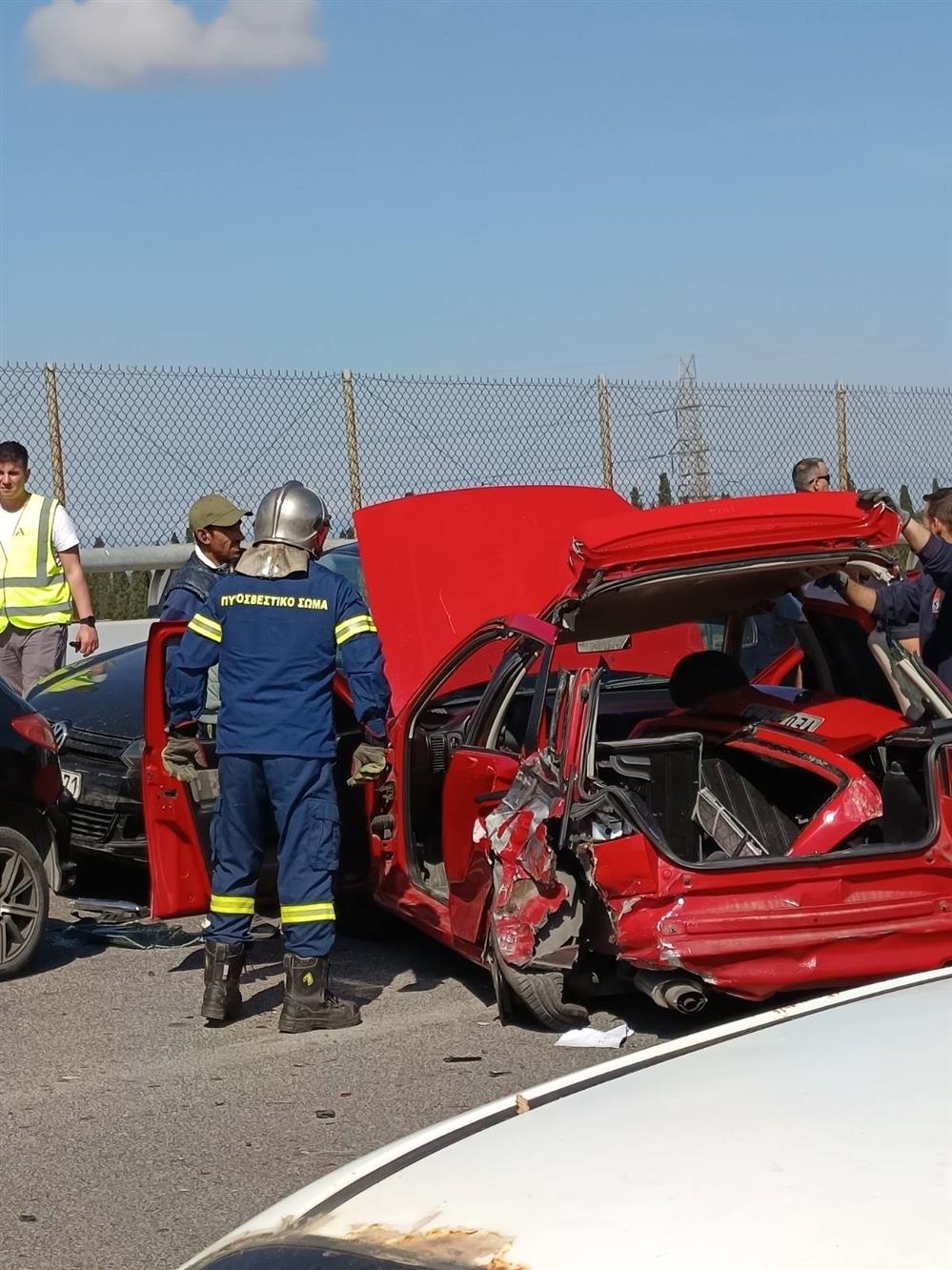 Κάντζα - Τροχαίο - λεωφορειο παρέσυρε ΙΧ Κάντζα - Τροχαίο - λεωφορειο παρέσυρε ΙΧ