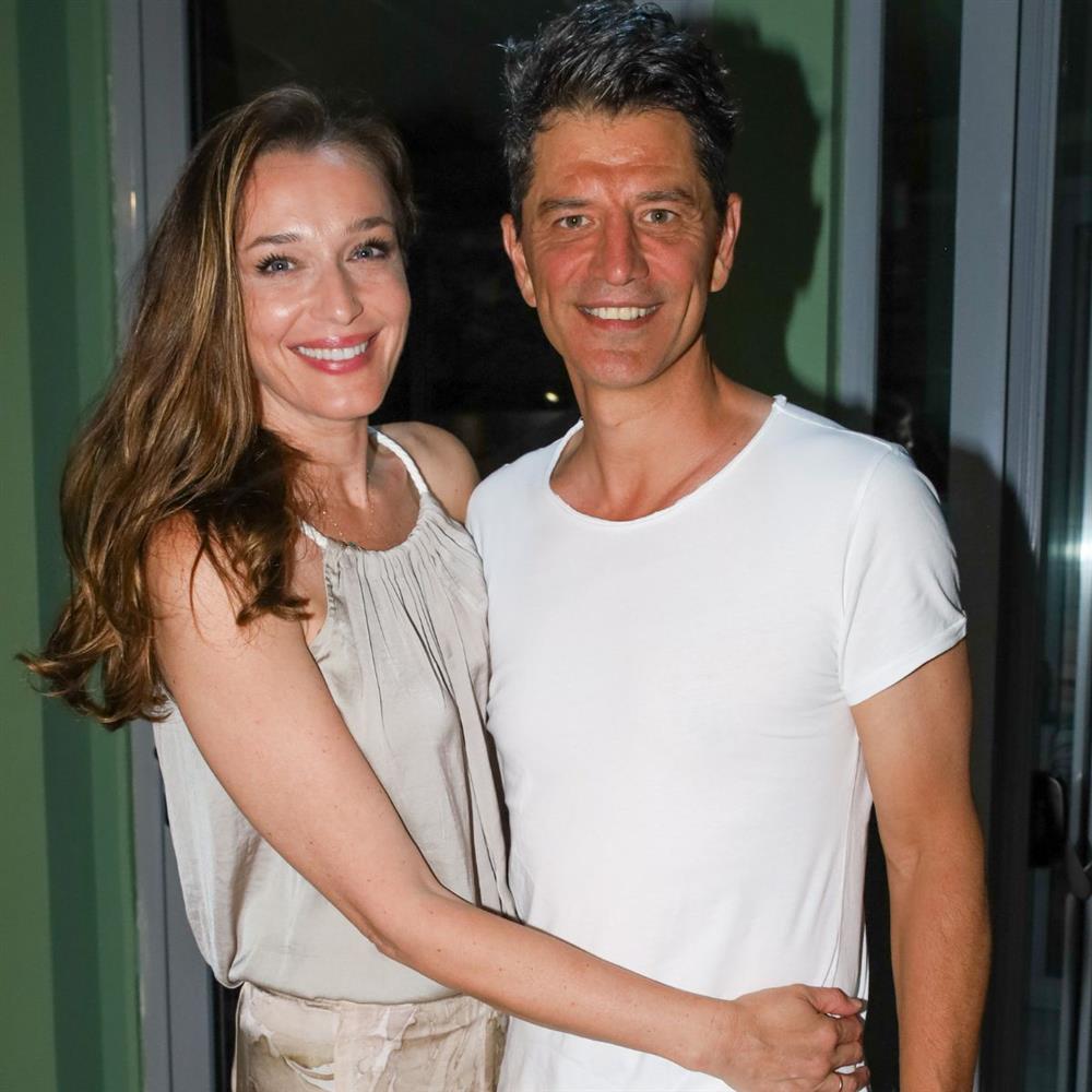 Σάκης Ρουβάς: Στο πλευρό του η Κάτια Ζυγούλη στη συναυλία του – Το παθιασμένο φιλί τους