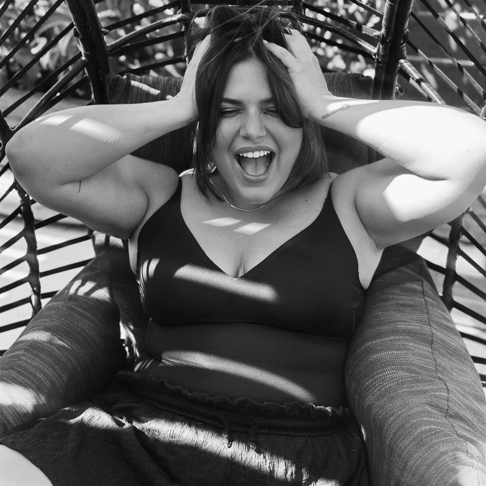 Δανάη Μπάρκα: Δείτε τη να κολυμπάει στα καταπράσινα νερά των Κυκλάδων (Φωτογραφίες)

