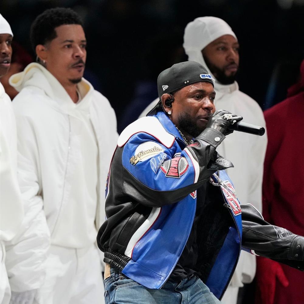 Κέντρικ Λαμάρ: Έγινε ο πρώτος ράπερ με τρία άλμπουμ στο Top 10 του Billboard 200 ταυτόχρονα
