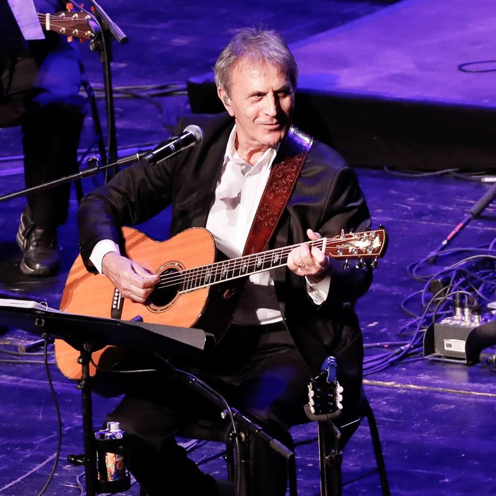 Γιώργος Νταλάρας για μπουζούκια: "Τι είδους προσφορά στον πολιτισμό και την αισθητική είναι αυτή;"