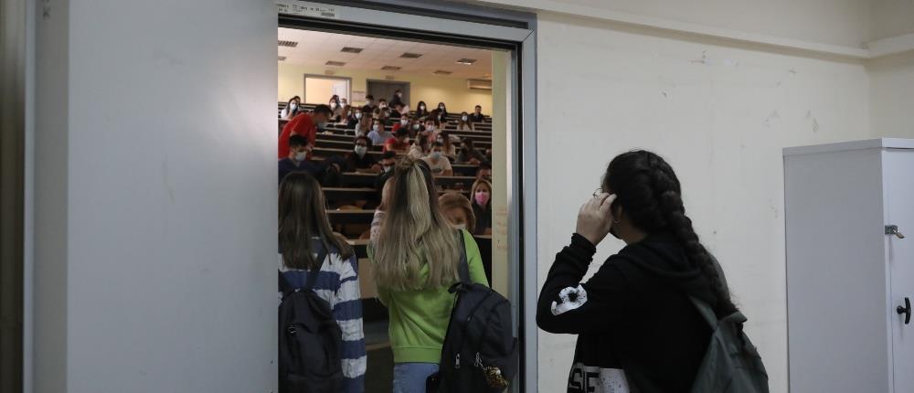 Πανεπιστήμια - αμφιθέατρο - φοιτητές