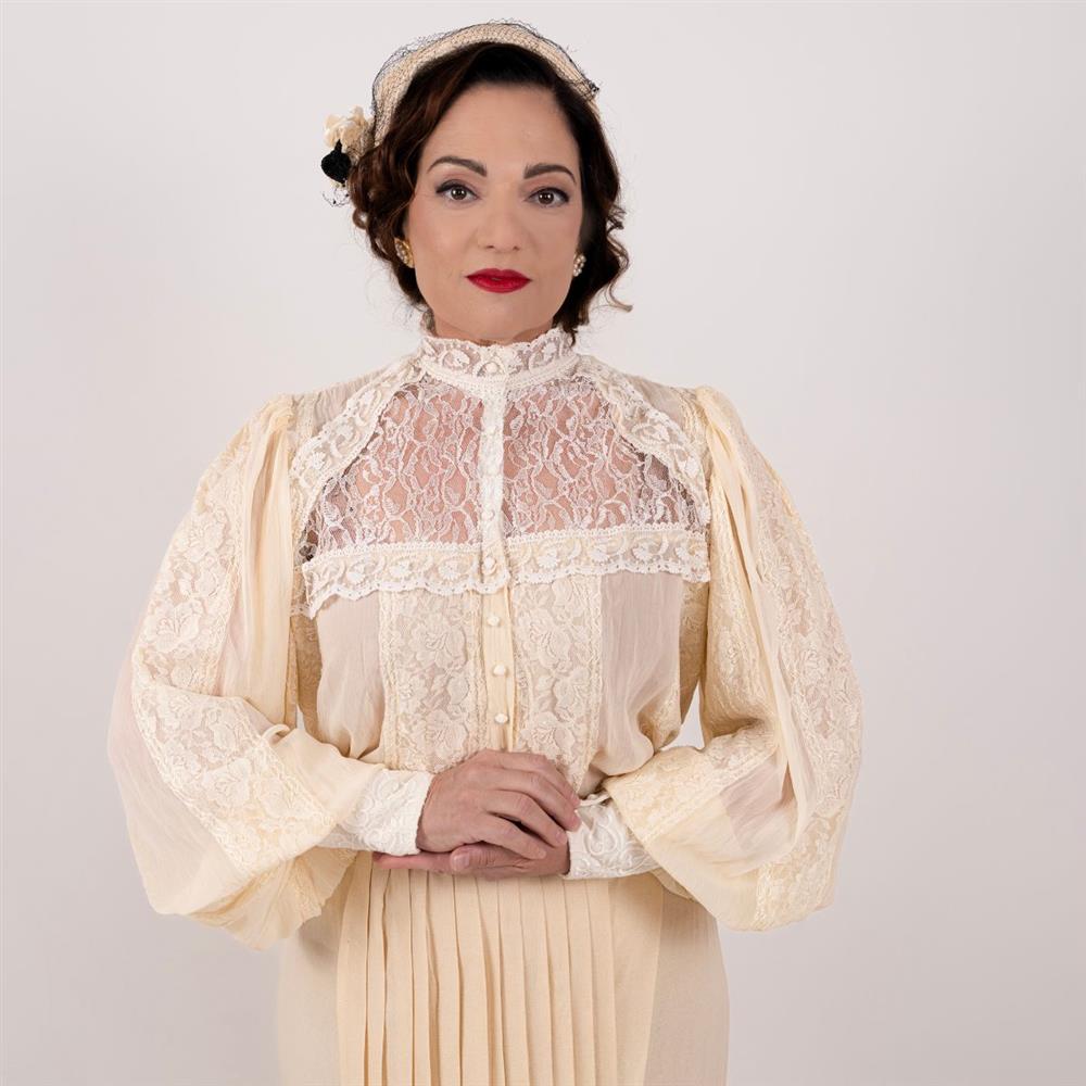 Η Ελένη Καρακάση στο FTHIS: Η παράσταση "Αλεξάνδρεια", το "Grand Hotel" και η ινομυαλγία - "Ήρθε ξαφνικά με τρομερούς πόνους σε όλο το σώμα"