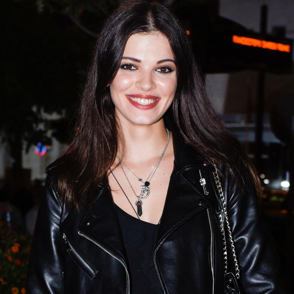 Τζένη Καζάκου: "Θεωρώ ανόητο να με συγκρίνει κάποιος με τη γιαγιά μου, Τζένη Καρέζη, ήταν σκληρό να διαχειριστώ την σύγκριση"
