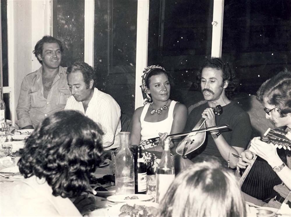 Τζένη Καρέζη - Κώστας Καζάκος: Ο κεραυνοβόλος έρωτας, η παρτίδα στο τάβλι που κράτησε 26 χρόνια και ο γάμος με τον Ζάχο Χατζηφωτίου