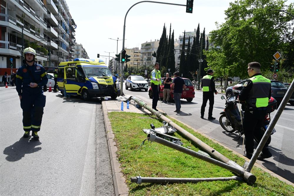 Αθήνα - ασθενοφόρο - κολώνα - τροχαίο