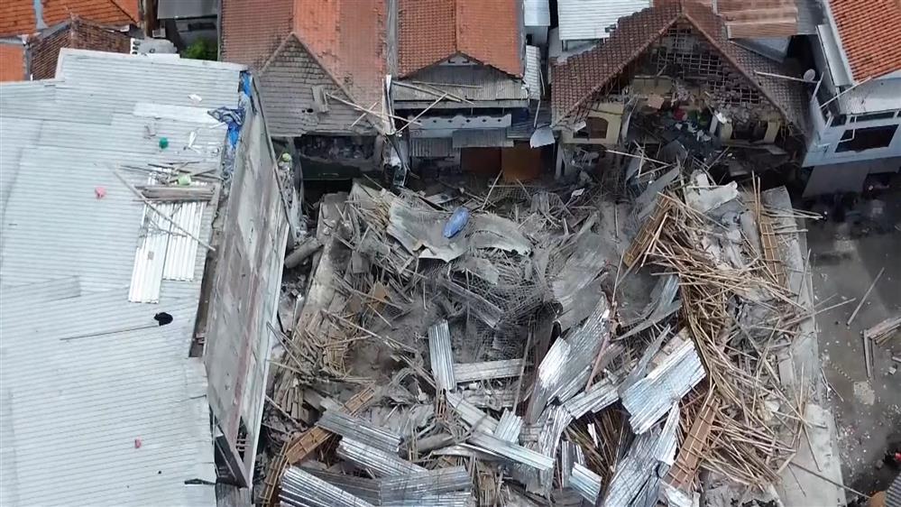 Ινδονησία: Κατέρρευσε οροφή σχολείου - Παγιδευμένα παιδιά στα συντρίμμια