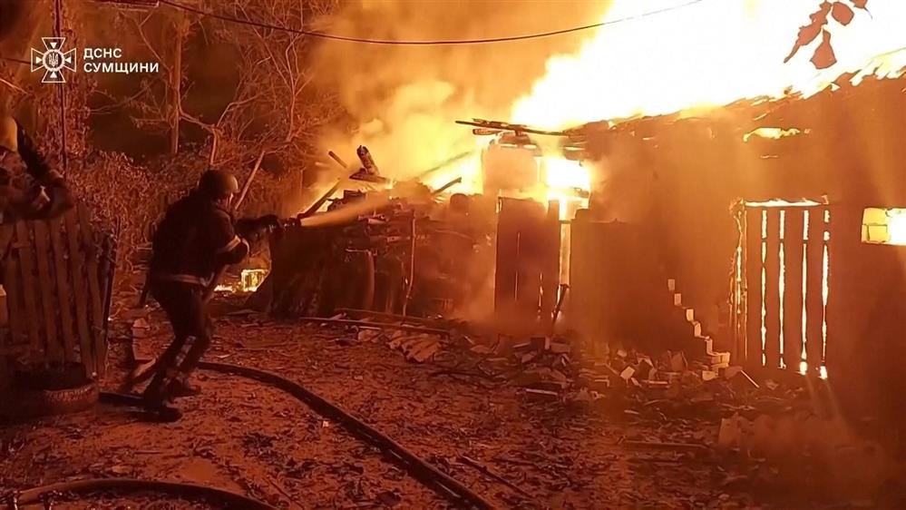 Ουκρανία: Μάχη με τις φλόγες δίνουν οι πυροσβέστες, μετά από μαζικές επιθέσεις με πυραύλους και drones της Ρωσίας