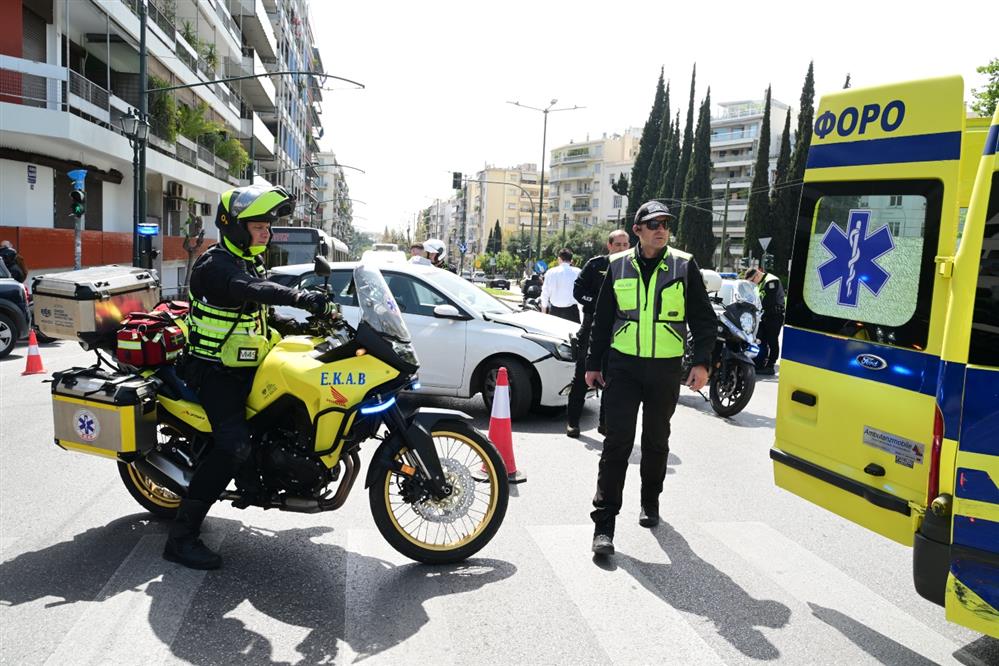 Αθήνα - ασθενοφόρο - κολώνα - τροχαίο