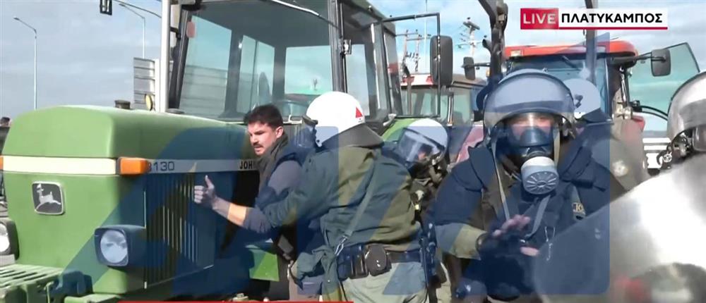 Αγρότες: Προσαγωγές και καπνογόνα στην παλιά Εθνική οδό Λάρισας - Βόλου