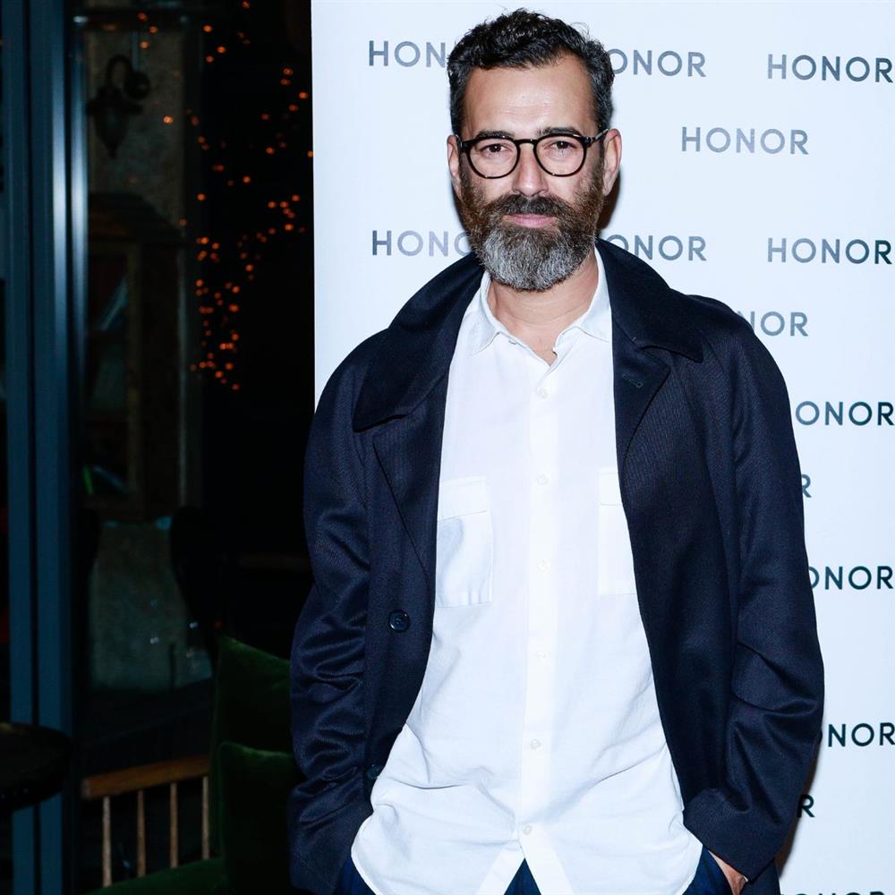 Άγγελος Μπράτης: Επιβεβαίωσε πως θα βρίσκεται στο GNTM & ανακοίνωσε τους δυο άντρες που θα κάθονται δίπλα του