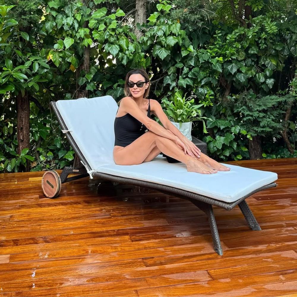 Τατιάνα Στεφανίδου: Στην Ιθάκη με σκάφος - Η εμφάνιση με μαγιό & η θεαματική βουτιά στα τιρκουάζ νερά