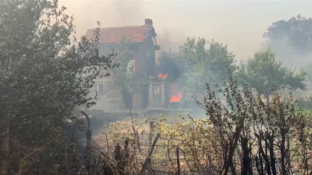 Πυρκαγιές στην Βουλγαρία καταστρέφουν κατοικίες και δάση