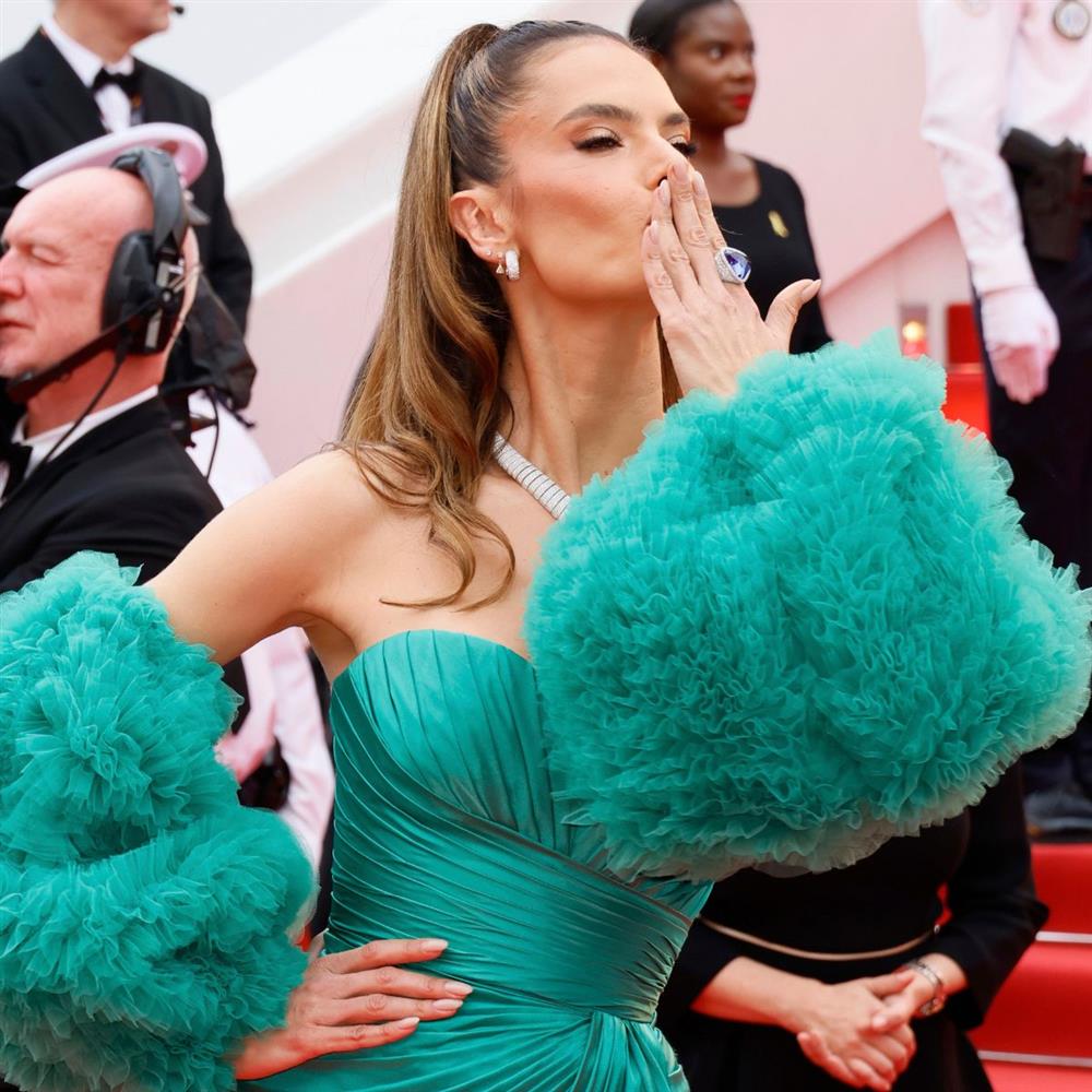 Αλεσάντρα Αμπρόσιο: Full in love και δεν το κρύβει! Τα τρυφερά φιλιά με τον σύντροφό της (Φωτογραφίες)