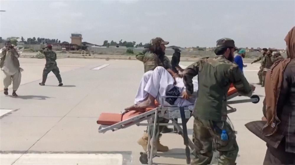 Αφγανιστάν: Ελικόπτερο μεταφέρει τραυματίες στο αεροδρόμιο Νανγκαρχάρ, μετά τον φονικό σεισμό, με πάνω από 600 νεκρούς