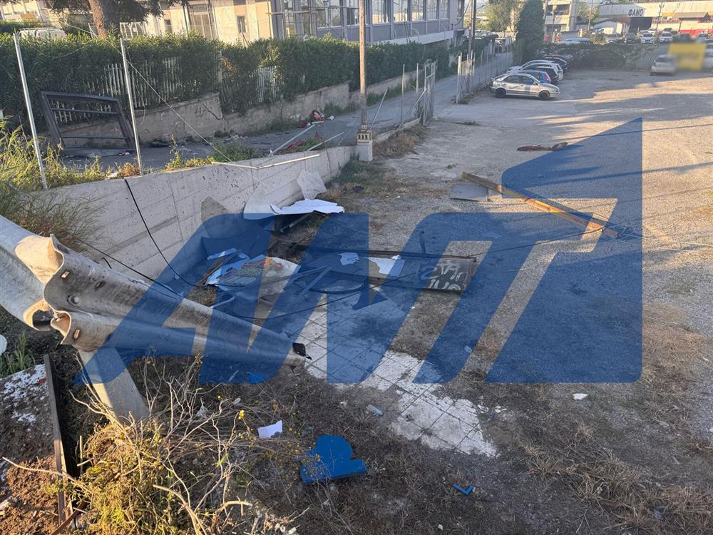 Θεσσαλονίκη - Τροχαίο - Αυτοκίνητο προσέκρουσε σε στάση Θεσσαλονίκη - Τροχαίο - Αυτοκίνητο προσέκρουσε σε στάση