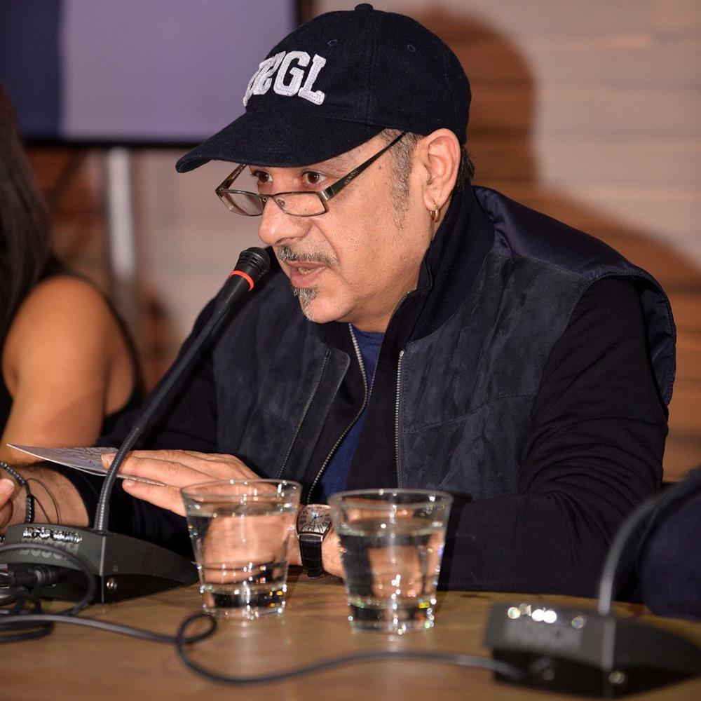 "Δυστυχώς δεν έχω μιλήσει με τον Νότη Σφακιανάκη, προσπαθήσαμε αρκετές φορές να τον βρούμε αλλά αλλάζει συνέχεια τηλέφωνα"