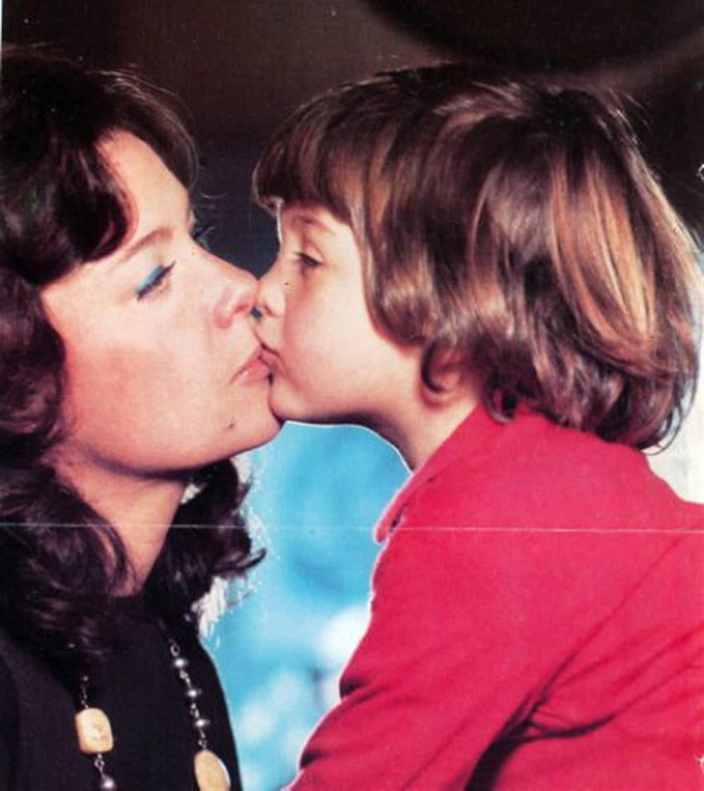 Τζένη Καρέζη - Κώστας Καζάκος: Ο κεραυνοβόλος έρωτας, η παρτίδα στο τάβλι που κράτησε 26 χρόνια και ο γάμος με τον Ζάχο Χατζηφωτίου