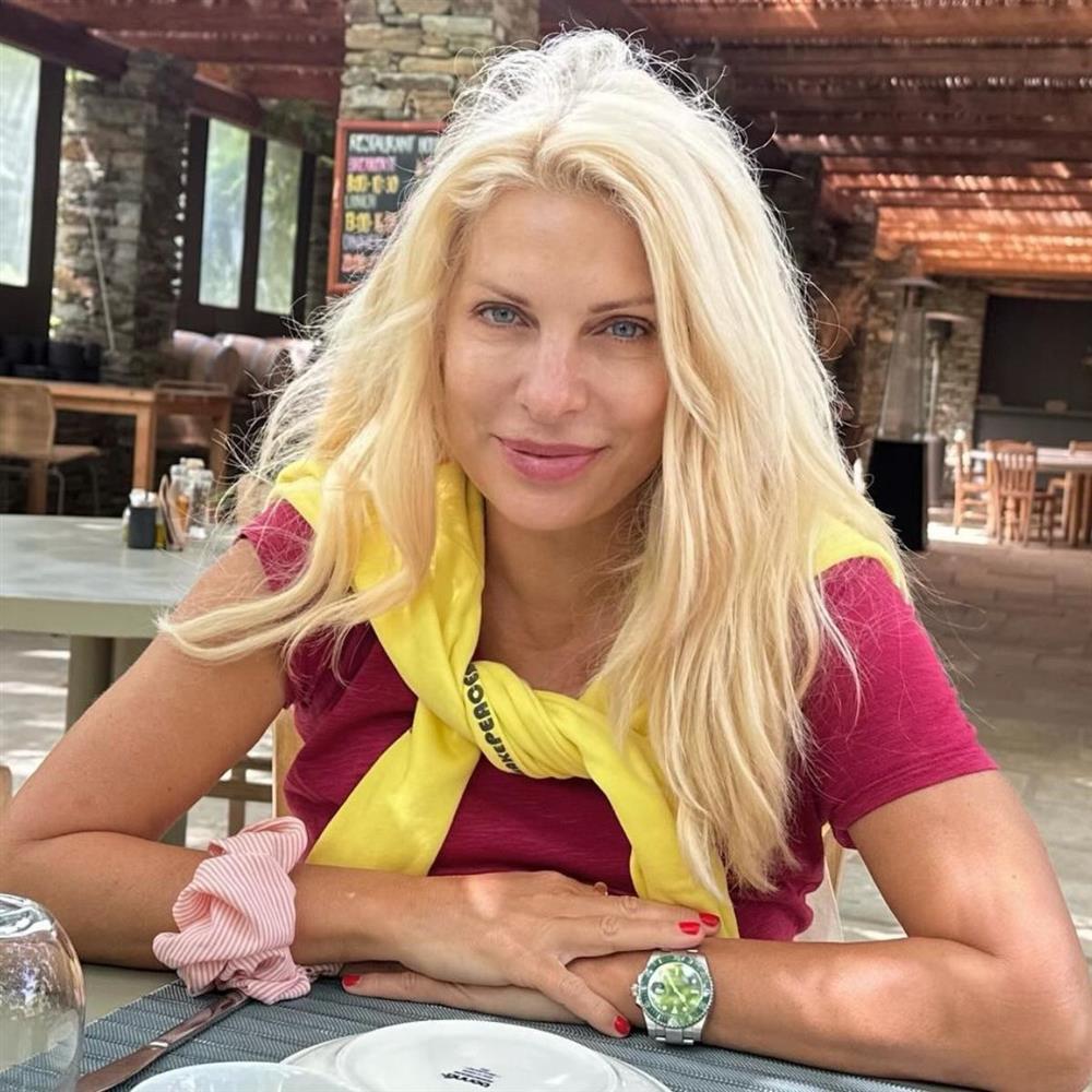 Ελένη Μενεγάκη: Ποζάρει άβαφη και με μαύρο μαγιό! Η νέα φωτογραφία από τις διακοπές της