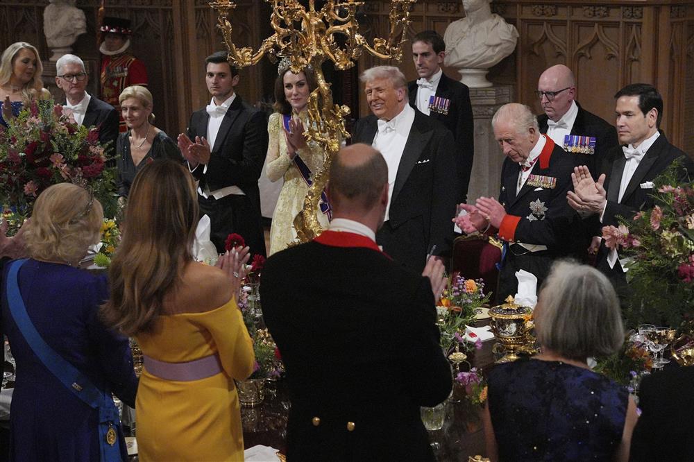 Ντόναλντ Τραμπ Βασιλιάς Κάρολος