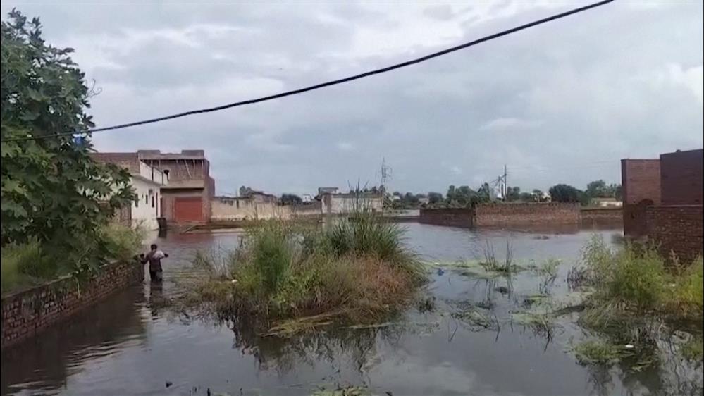 Πλημμύρες σαρώνουν το βορειοανατολικό Πακιστάν – Στο έλεος των νερών η Λαχόρη
