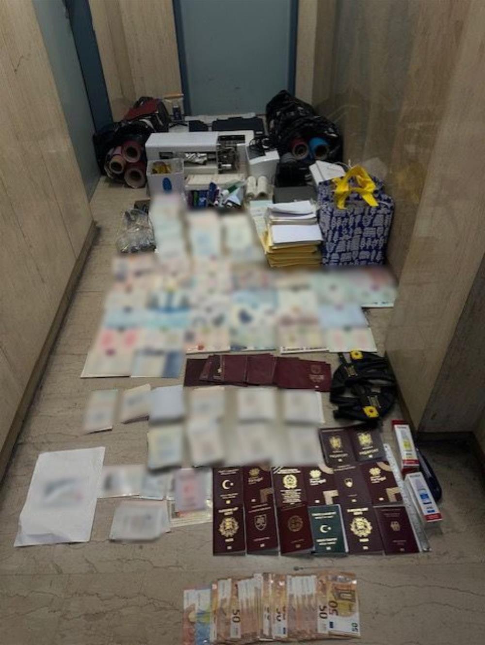 Κύκλωμα - Πλαστογραφία - Διακίνηση μεταναστών - ΕΛΑΣ