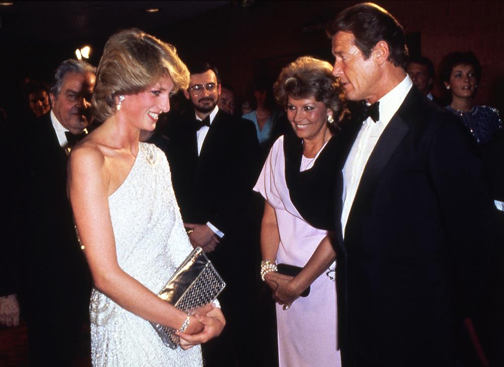 AP - Ρότζερ Μουρ