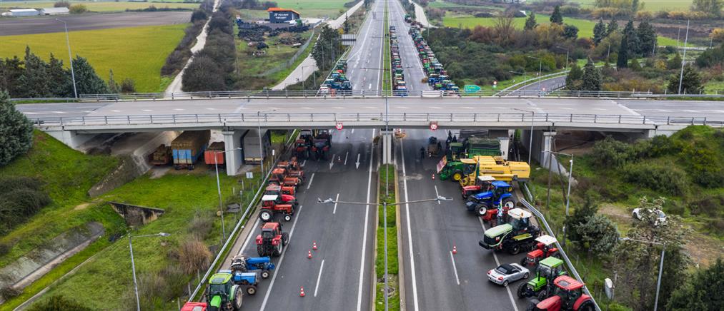 Λαμία: Παραμένουν στα μπλόκα οι αγρότες ενόψει της συνάντησης με τον πρωθυπουργό