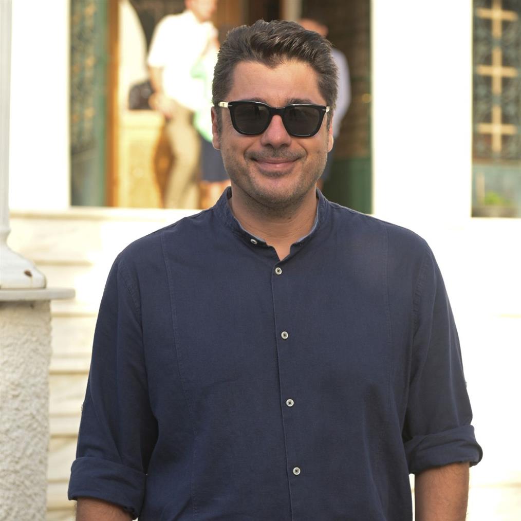 Λάμπρος Κωνσταντάρας