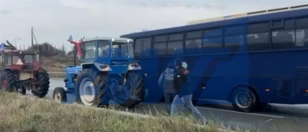 Σέρρες: Κλούβα των ΜΑΤ εμβόλισε τρακτέρ - Αγρότης κινδύνευσε να παρασυρθεί (βίντεο)