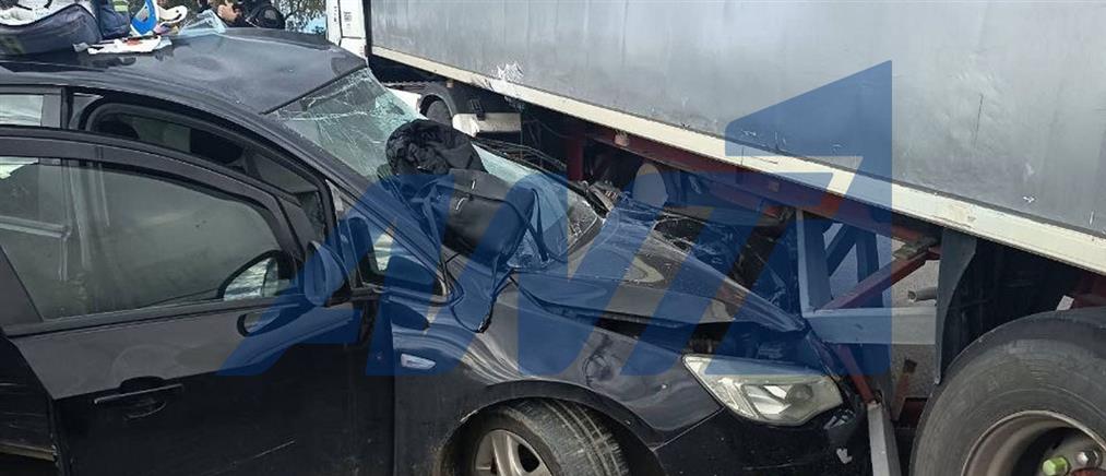 Τροχαίο στην Πάτρα: ΙΧ σφηνώθηκε σε νταλίκα - Τραυματίστηκε η έγκυος οδηγός