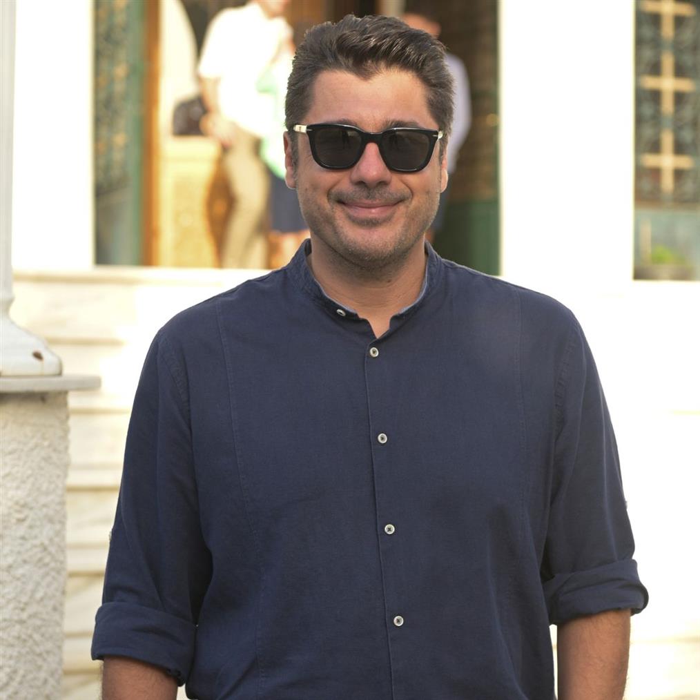 Λάμπρος Κωνσταντάρας