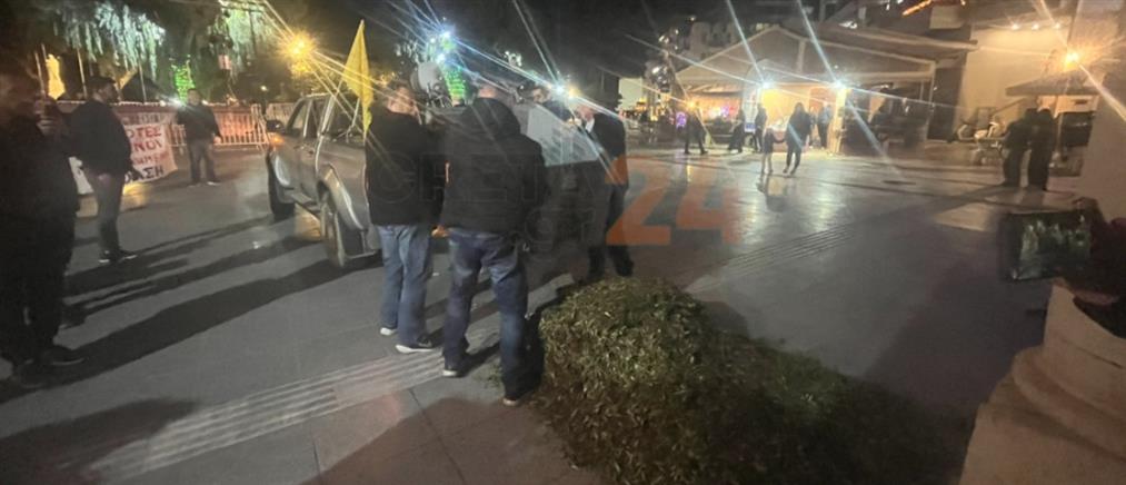 Ηράκλειο: Αγροτοκτηνοτρόφοι πέταξαν φύλλα από ελιές έξω από την Περιφέρεια Κρήτης (εικόνες)