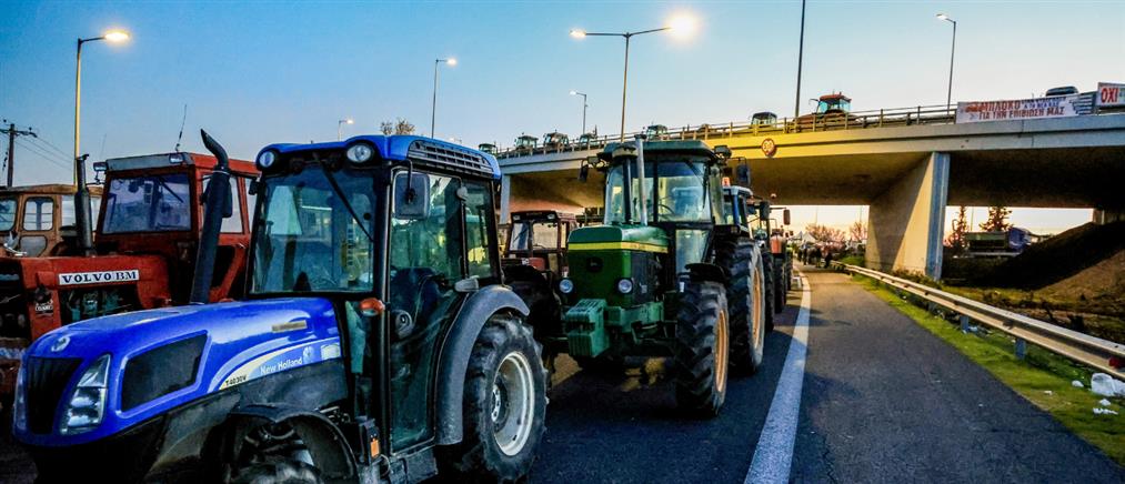 Σέρρες: Στο τελωνείο του Προμαχώνα στα σύνορα Ελλάδας με Βουλγαρία έφτασαν με τα τρακτέρ τους οι αγρότες