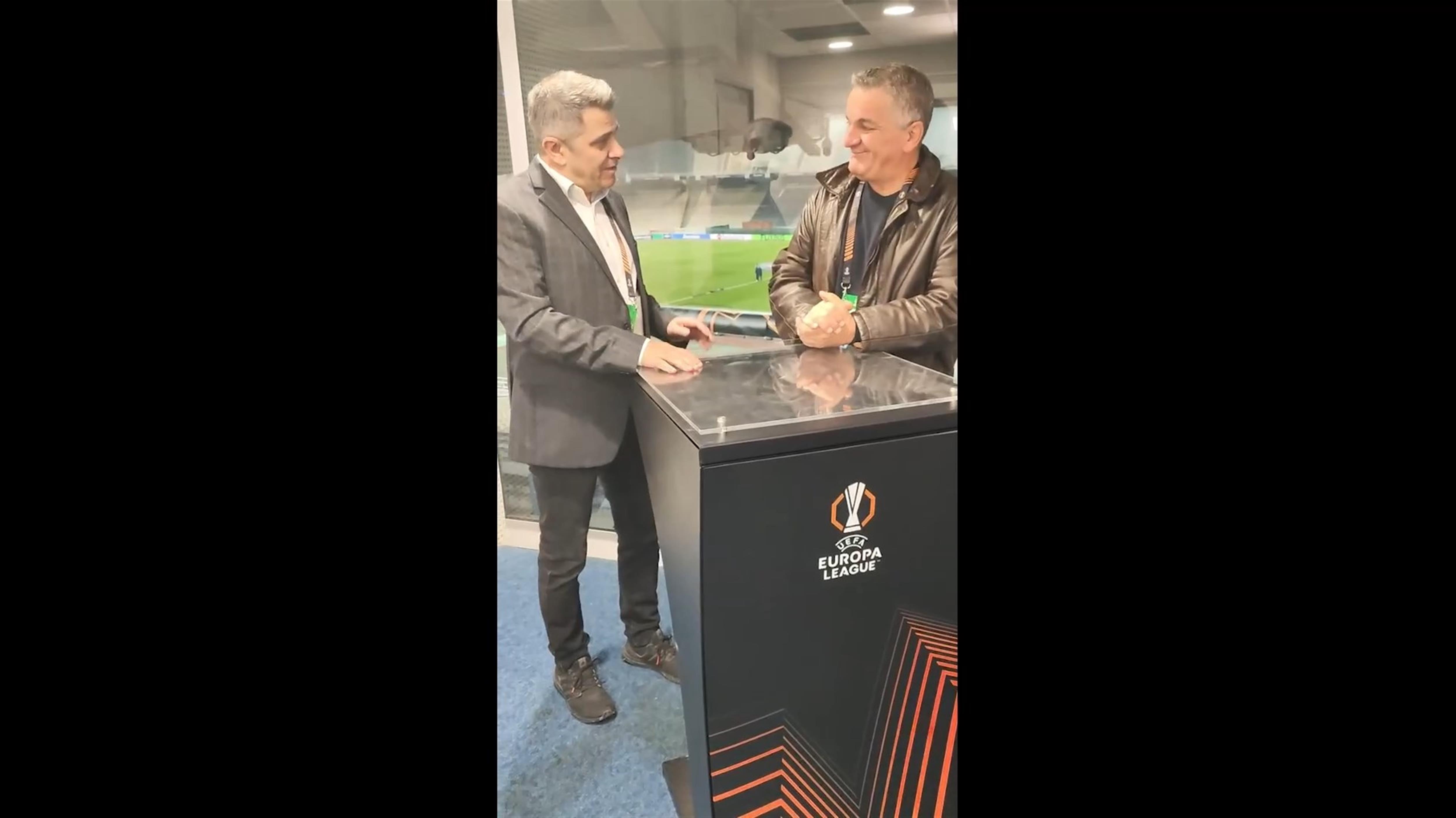 Μανώλης Σφακάκης και Αλέξης Σπυρόπουλος από το ΟΑΚΑ λίγο πριν τη σέντρα στο Παναθηναϊκός - Βικτόρια Πλζεν