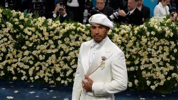 MET Gala: Ο Lewis Hamilton εκτέλεσε χρέη «οικοδεσπότη» με μια εμφάνιση γεμάτη ιστορική μνήμη