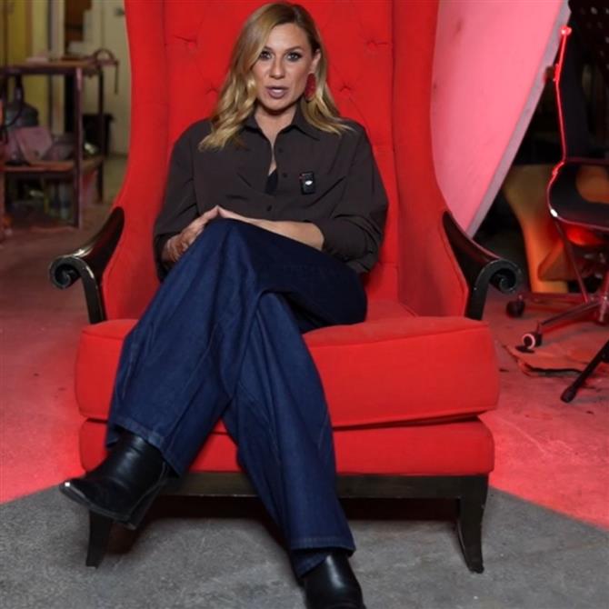 H Κατερίνα Καραβάτου στο FTHIS Celebrity Show: "Στα μεγάλα ζόρια, οι γονείς μου εμφανίζονται στον ύπνο μου. Ο πατέρας μου, μου δίνει και λύσεις"