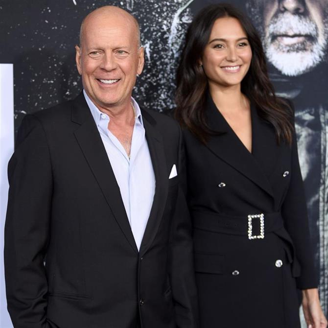 Έμα Χέμινγκ: Απαντά για την απόφαση να μείνει ο Μπρους Γούιλις σε ξεχωριστό σπίτι – "Βοηθάει τις κόρες μας να προετοιμαστούν για τον θάνατό του"
