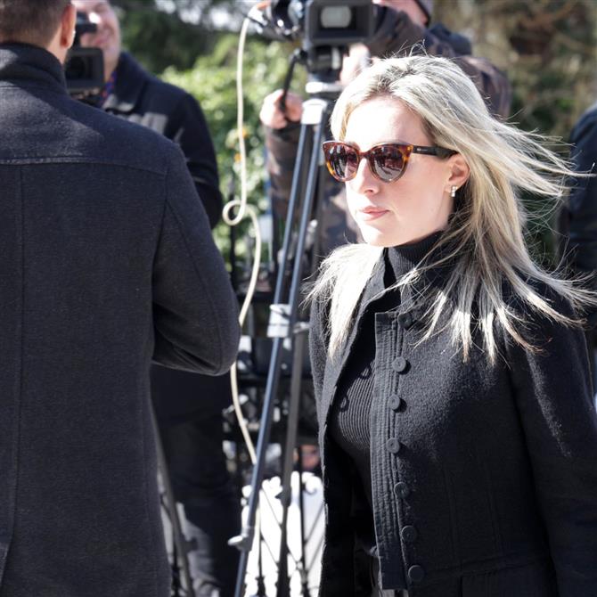 Πόπη Δομάζου: Συγκινημένη στην κηδεία του Τάκη Οικονομόπουλου