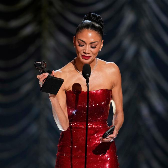 Νικόλ Σέρζινγκερ: Κέρδισε το πρώτο της Tony για το ντεμπούτο της στο Μπρόντγουεϊ - Φανερά συγκινημένη στον λόγο της