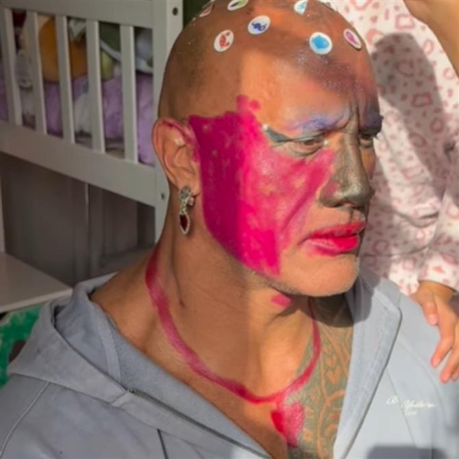 Ντουέιν Τζόνσον: Το επικό βίντεο από την στιγμή που τον βάφουν οι κόρες του