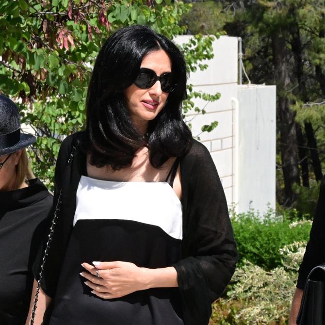 Κηδεία Νίκου Γαλανού: Συγκινημένη η τελευταία του σύντροφος, Έλενα Σαγανά στο τελευταίο "αντίο"
