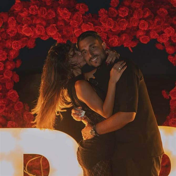 Μαριαλένα Ρουμελιώτη - Σάκης Κατσούλης: Οι αδημοσίευτες φωτογραφίες από την πρόταση γάμου & το μήνυμα όλο νόημα στους επικριτές τους